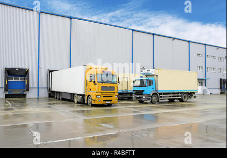 Carrello in magazzino - per il trasporto di merci Foto Stock