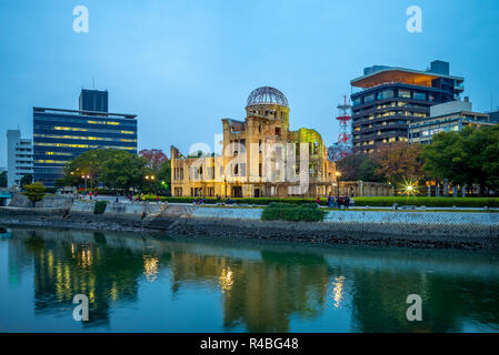 Cupola di Genbaku di Pace di Hiroshima commemorativo di notte Foto Stock