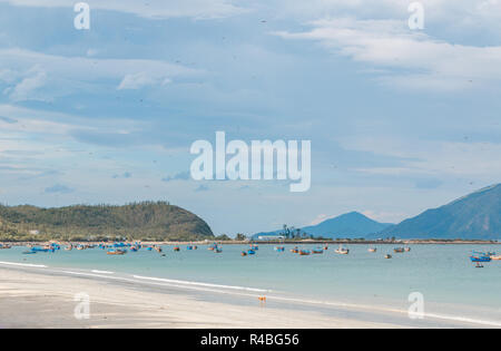 Barche da pesca stand in mare vicino alla riva. Foto Stock