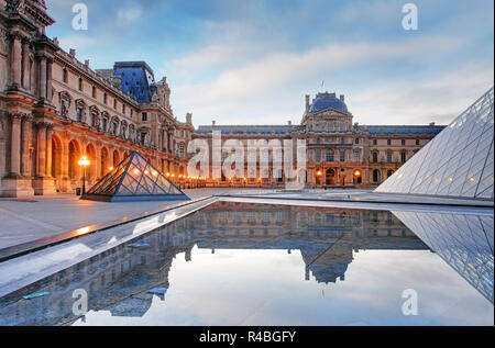 Parigi - Feb 9 : museo del Louvre al crepuscolo in estate su febbraio 9,2015. Il museo del Louvre è uno dei più grandi del mondo musei con più di 8 milioni di euro v Foto Stock