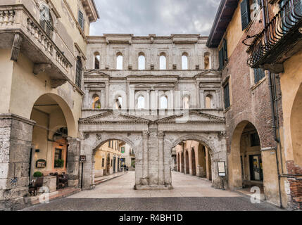 Porta Borsari e Porta Romana, datata 50-40 BC, nel centro storico di Verona, Veneto, Italia Foto Stock