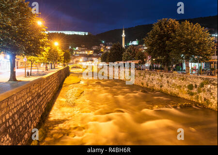 Ponte di pietra sul fiume Bistrica e Sinan Pasha Mosque al mattino presto, Prizren, Kosovo Foto Stock
