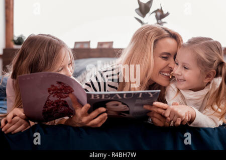 Grande tempo. Felice famiglia Nizza recante sul letto mentre il trascorrere del tempo insieme Foto Stock