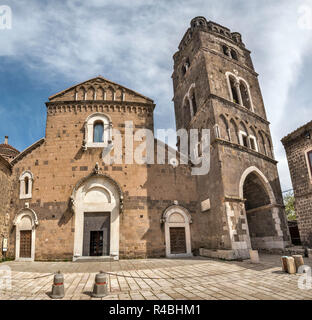 Cattedrale di San Michele, il campanile a torre del XIII secolo, in città sulla collina di Casertavecchia, Campania, Italia Foto Stock