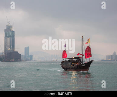 Tradizionale Duk Ling barca a vela attraversando il Victoria Harbour Hong Kong Cina Foto Stock