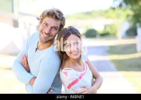 Ritratto di Allegro giovane in piedi nella nuova proprietà marciapiede Foto Stock