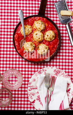 Polpette di pollo con salsa di pomodoro in una padella. stile vintage. messa a fuoco selettiva. Foto Stock