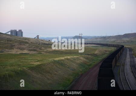 Treno di carbone che trasportano carbone da una fossa aperta miniera di carbone in polvere del bacino del fiume del Wyoming / STATI UNITI D'AMERICA. Foto Stock