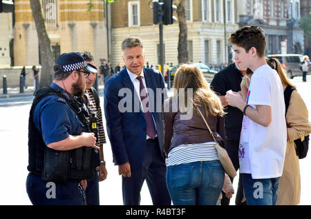 Andy Bell - Editor di politici, Canale 5 News - al di fuori di Downing Street, 2018. Parlando di forze di polizia e una famiglia dopo una giovane ragazza è stato urtato da suo Foto Stock