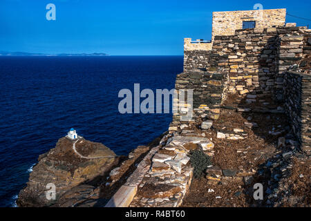 La Grecia. Isola di Sifnos. L'acropoli dell'antica città di Sifnos, situato nel villaggio di Kastro. Giù in distanza, la piccola churc dei Sette Martiri Foto Stock