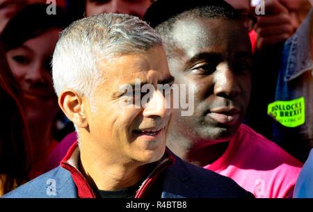 Sadiq Khan, sindaco di Londra, all'inizio del voto popolare Marzo a sostegno di un secondo referendum Brexit, Londra, 20 ottobre 2018. Con Femi Ol Foto Stock