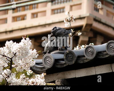 Komainu Spiga del tetto di graffiare orecchio, Kyoto Foto Stock