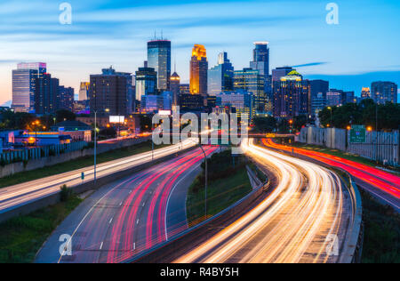 Minneapolis skyline con semaforo di notte. Foto Stock