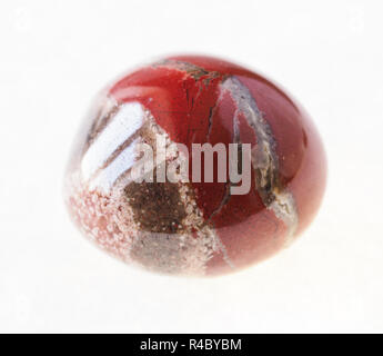 La fotografia macro di naturale minerale da collezione geologica - burattati red sbrecciati jasper gem su sfondo bianco Foto Stock