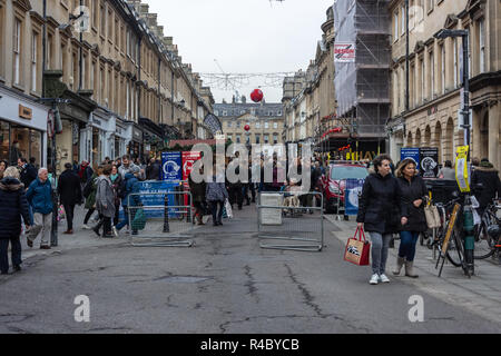 Una vista della folla sui Milsom Street sul fine settimana di apertura del 2018 Natale street market in Bath North East Somerset Foto Stock