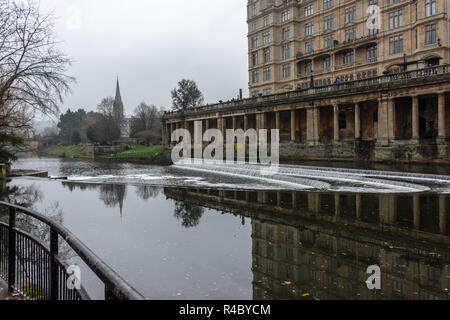 Una vista dal monte sopra la parte superiore di Pulteney weir nella città di vasca da bagno che racchiude l'Empire Hotel e la guglia di St Johns la chiesa evangelista Foto Stock