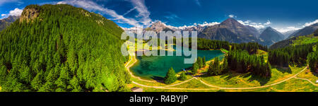Arnisee con Alpi Svizzere. Arnisee è un serbatoio nel Cantone di Uri, Svizzera, Europa. Foto Stock