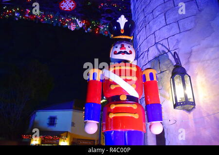 Orlando, Florida; Novembre 24, 2018. Schiaccianoci e lampione di notte in International Drive area Foto Stock