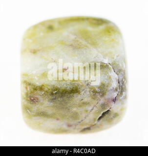 La fotografia macro di naturale minerale da collezione geologica - lucidato gemma agata su sfondo bianco Foto Stock