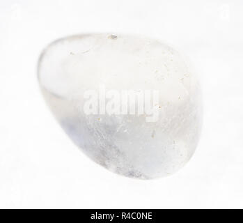 La fotografia macro di naturale minerale da collezione geologica - burattati quarzo trasparente ( strass, cristallo di rocca) gemma su sfondo bianco Foto Stock