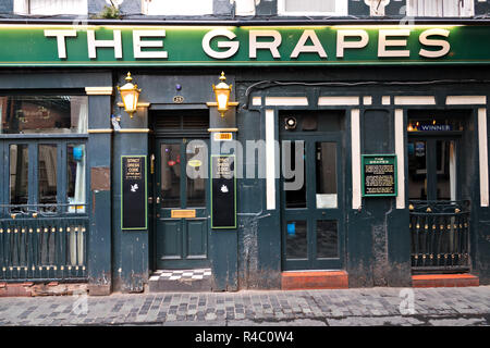 Il leggendario Liverpool pub le uve su Mathew St Liverpool Regno Unito. I Beatles spesso utilizzato per sorseggiare un drink prima di eseguire presso la caverna di fronte. Foto Stock