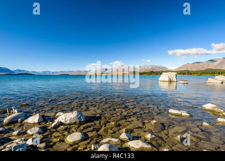 Crystal clear ghiacciaio di fresca acqua all'incontaminato Lago Tekapo. Pacifico e tranquillo paesaggio di montagna, Mackenzie Basin, Canterbury, Nuova Zelanda. Foto Stock