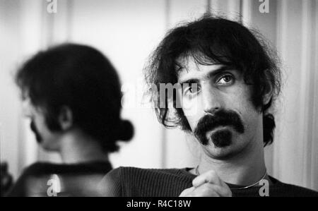 Amsterdam, Paesi Bassi - 17 settembre: Frank Zappa poste durante un'intervista ad Amsterdam, nei Paesi Bassi il 17 settembre 1972 (foto di Gijsbert Hanekroot) Foto Stock