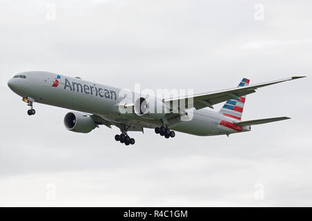 American Airlines Boeing 777-323(ER) N726un atterraggio a Londra Heathrow. Foto Stock