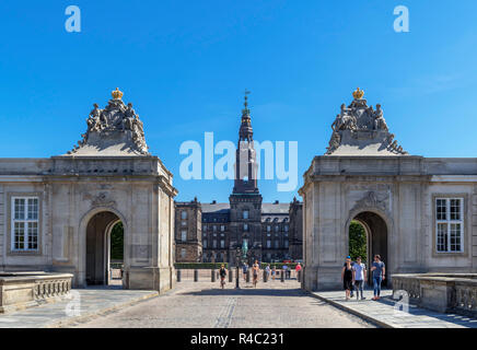 Vista dal ponte di marmo di Christiansborg Slot (Palazzo Christiansborg), la casa del parlamento danese (Folketinget), Slotsholmen, Copenhagen, Danimarca Foto Stock