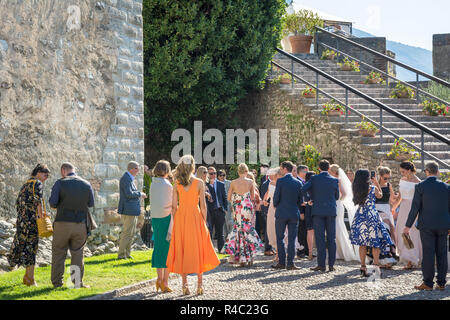 Un giovane celebra il matrimonio all'aperto nel castello scaligero del borgo medievale di Malcesine sul Lago di Garda, Italia settentrionale. Foto Stock