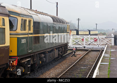 Classe 33 locomotiva diesel D6575 "Crompton' in blu la Stazione di ancoraggio sulla West Somerset Railway Foto Stock
