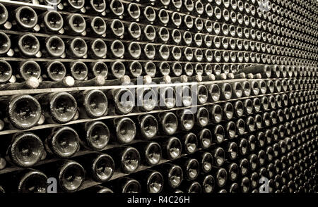 Pila di bottiglie di champagne in cantina Foto Stock