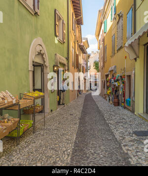 Strada stretta nel piccolo borgo medievale di Malcesine. Si tratta di uno dei più caratteristici paesi del lago di Garda in provincia di Verona, Italia Foto Stock