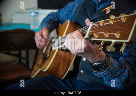 Western primo piano delle mani la riproduzione di suonare la chitarra e la raccolta della chitarra occidentale Foto Stock