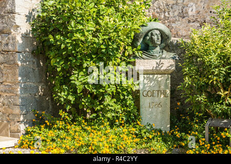 Busto di grande tedesco del xviii secolo del viaggiatore e scrittore Johann Wolfgang von Goethe a Malcesine su Italia del Lago di Garda Foto Stock
