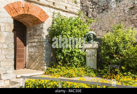 Busto di grande tedesco del xviii secolo del viaggiatore e scrittore Johann Wolfgang von Goethe a Malcesine su Italia del Lago di Garda Foto Stock