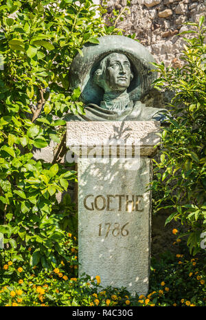 Busto di grande tedesco del xviii secolo del viaggiatore e scrittore Johann Wolfgang von Goethe a Malcesine su Italia del Lago di Garda Foto Stock