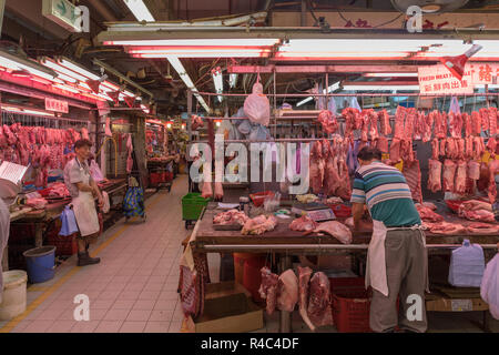 KOWLOON, HONG KONG - 21 Aprile 2017: Butcher stallo a Fa Yuen Street Market, Kowloon, Hong Kong. Foto Stock