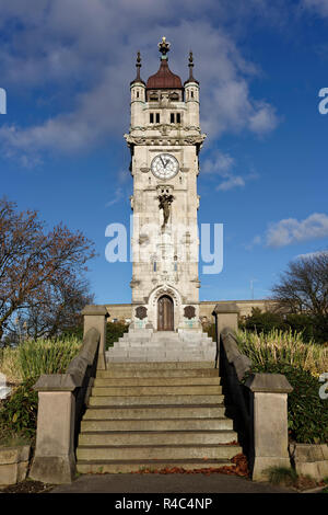 La scalinata in pietra che conduce alla Whitehead Memorial Clock Tower in Whitehead Giardini Bury, Lancashire Regno Unito Foto Stock