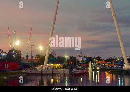 Orlando, Florida. Novembre 19, 2018 colorate attrazioni in un posto divertente parco sul bellissimo tramonto background a Kissimmee area. Foto Stock