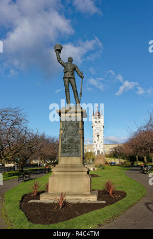 Lancashire Fusiliers Boer War Memorial statua in bronzo su zoccolo in arenaria dello scultore george james frampton in whitehead gardens bury lancashire regno unito Foto Stock