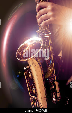 Jazz sassofonista in termini di prestazioni sul palco. filtro di colore e filtro di luce. Foto Stock