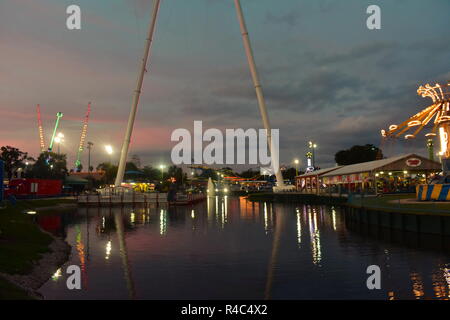 Orlando, Florida. Novembre 20, 2018 colorate attrazioni in un posto divertente parco sul bellissimo tramonto background a Kissimmee area. Foto Stock