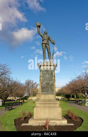 Lancashire Fusiliers Boer War Memorial statua in bronzo su zoccolo in arenaria dello scultore george james frampton in whitehead gardens bury lancashire regno unito Foto Stock