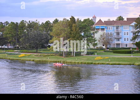 Orlando, Florida. Novembre 24, 2018 Orlando, Florida. Il 23 novembre , 2018 . Vista panoramica di Rosso Auto anfibia, hotel in stile vittoriano e una foresta Foto Stock