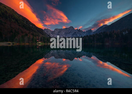 Panorama del lago di montagna nelle Alpi Giulie, Lago di Fusine,l'Italia. Foto Stock