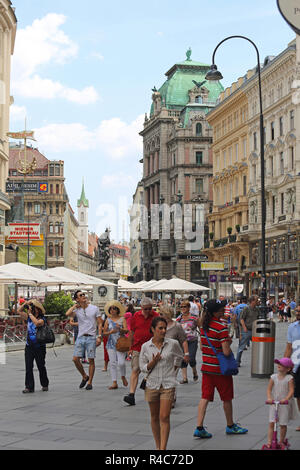 VIENNA, Austria - 12 Luglio: persone al Graben a Vienna il 12 luglio 2015. I pedoni a piedi la via principale dello shopping a Vienna, Austria. Foto Stock
