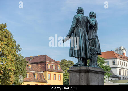 Vista posteriore del monumento a Goethe e Schiller a Weimar Foto Stock