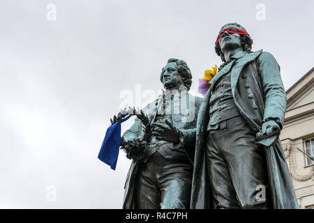 Monumento a Goethe e Schiller prima del Teatro Nazionale di Weimar Foto Stock