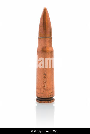 Bullet di 7,62 mm di calibro isolato su sfondo bianco con ombre di riflessione. Unfired munizioni per fucili di assalto come AK-47 Kalashnikov, ceco Foto Stock